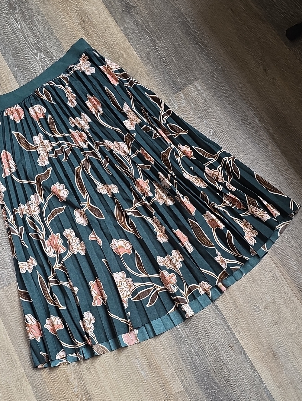 DR2 Pleated Floral Midi Skirt - Picture 11 of 15